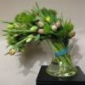 Druppelboeket met tulpen en Dianthus