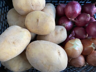 Aardappelen en uien in de koele berging bewaren