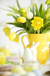 Vrolijk Paasbrunchen met tulpen