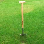 Spade met houten steel